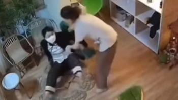 Cô gái ngồi gãy bàn vì nhầm tưởng là ghế