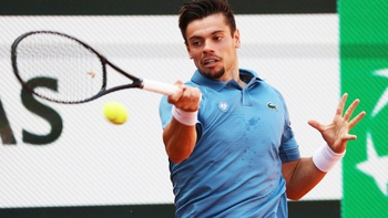 Tay vợt Roland Garros xin dừng trận vì bị 'Tào Tháo rượt'