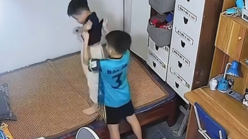 Hai cậu con trai cẩn thận chuẩn bị 'áo giáp' khi nghe tin mẹ sắp đi họp phụ huynh về