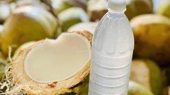 Có nên uống nước dừa thay nước lọc để giải nhiệt khi trời nắng nóng gay gắt?