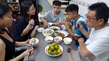 Còn trẻ ai cũng muốn đi xa, trưởng thành chỉ muốn trở về, có tiếng dép của mẹ, có dáng cha xem tivi