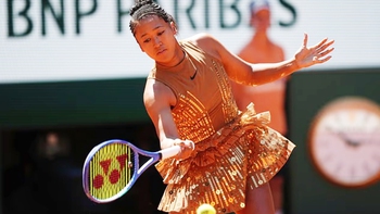 Naomi Osaka gây choáng với váy ‘lấp lánh như tháp Eiffel’ ở Roland Garros