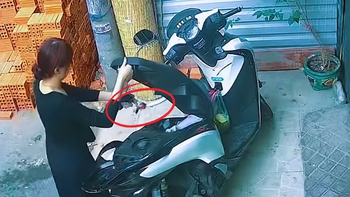 Cô gái ném chìa khoá vào cốp xe rồi thản nhiên đóng nắp cực dứt khoát