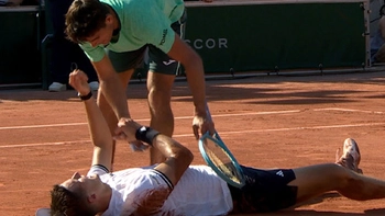 Sao trẻ Roland Garros 'gục ngã' vì nắng nóng khắc nghiệt