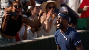 Vui quá mất vợt, Tiafoe phải lên mạng 'cầu cứu' ở Roland Garros