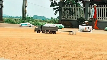 Chiếc xe cào lúa 'cây nhà lá vườn' của con trai khiến bố mẹ mát lòng mát dạ