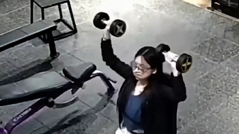 Người đẹp đi tập gym bị PT nhắc nhở vì luộm thuộm