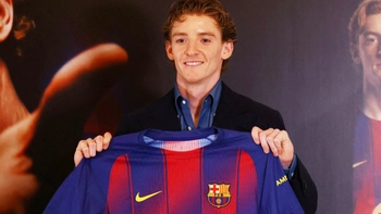 Anthony Gordon ‘ghi bàn’ ngay buổi họp báo ra mắt Barca