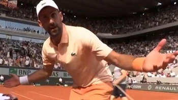 Djokovic cáu gắt với cameraman rồi thua ngược khó tin ở Roland Garros