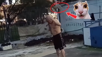 Ông chú khiến giới trẻ sửng sốt với skill tập tạ siêu ảo