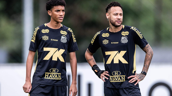 Neymar mất bình tĩnh vì pha rê bóng của con trai Robinho