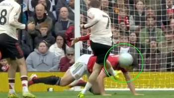 CĐV Man Utd nể phục Maguire với pha ‘đầu sắt’ cứu thua