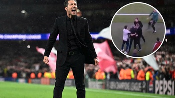 Đang thua, HLV Simeone nổi cộc vì phía Arsenal giục hết giờ