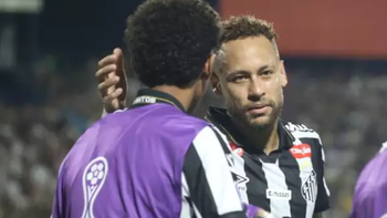 Giữa lúc bị tố tát khi tập, Neymar lại 'vỗ má' Robinho Jr trên sân
