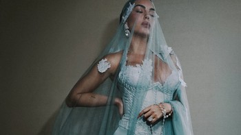Bạn gái Ronaldo gây “choáng” Met Gala với chuỗi tràng hạt hơn 210 tỉ đồng