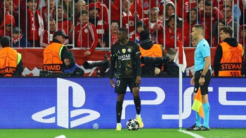 Ghi bàn sớm, Dembele hứng ‘mưa vật thể lạ’ ở Allianz Arena