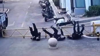 Ba thanh niên ngã chổng vó khi đang ngồi hóng gió