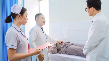 Đau bìu lúc nửa đêm, bé trai suýt mất tinh hoàn vì cố chịu đựng đến sáng