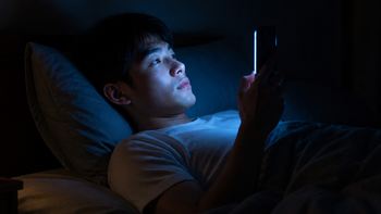 Vì sao càng dùng điện thoại, bạn càng khó ngủ?