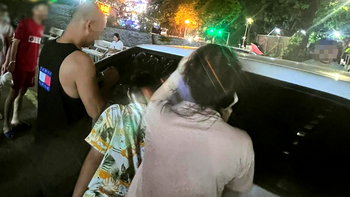 Bé 3 tuổi bị nhốt trong ô tô vì một lỗi sơ đẳng của người lớn, phải dùng mẹo mở cửa
