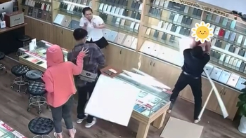 Chàng trai cứu bé gái thoát nạn khi rơi từ trần nhà xuống