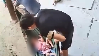 Góc dễ thương: Các chú thợ xây thay phiên nhau đưa võng cho thiên thần nhỏ