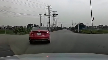Tài xế hú hồn với ô tô xi nhan kiểu 'dương đông kích tây'
