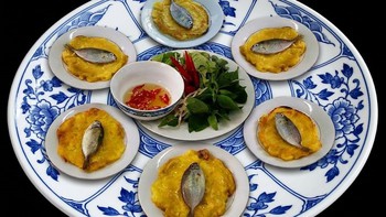 Thơm ngon bánh khoái cá kình, chợ Chuồn anh nhớ mối tình đôi ta