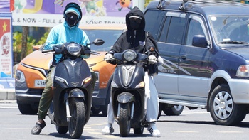 Trùm kín như 'ninja' mưu sinh dưới mùa hè đổ lửa ở Đà Nẵng