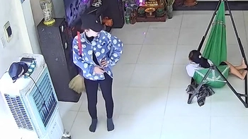 Cô gái 'não cá vàng' đi khắp nhà tìm cây chổi kẹp trên nách