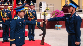 Hàng chục ngàn tân binh Quân khu 5, Sư đoàn 375 nhận vũ khí, tuyên thệ dưới cờ