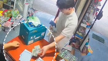 Du khách Trung Quốc cảm ơn rối rít cô chủ cửa hàng tạp hoá tốt bụng