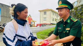 Lính biên phòng tiếp sức bánh mì, sữa cho sĩ tử, sẵn sàng vượt đèo núi đón thí sinh