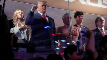 Dùng dằng cuộc chiến, cảnh báo từ việc ông Trump bị la ó tại trận chung kết NBA