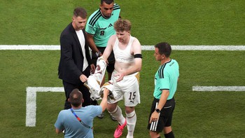 Video: Hài hước cảnh cầu thủ rách áo, phải ra thay giữa chừng ở World Cup 2026
