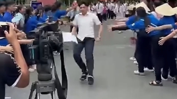 Pha ăn mừng siêu hài của sĩ tử 2k8