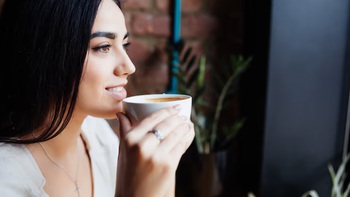 Uống cà phê lúc bụng đói buổi sáng sớm tác động thế nào đến cơ thể?