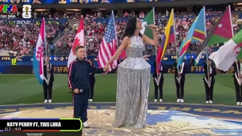Katy Perry hóa thân thành 'đèn chùm màu bạc' gây bão World Cup 2026