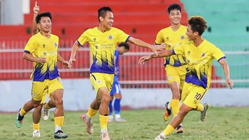 HLV Phạm Minh Đức lần thứ hai đưa Trẻ Hà Nội lên chuyên nghiệp