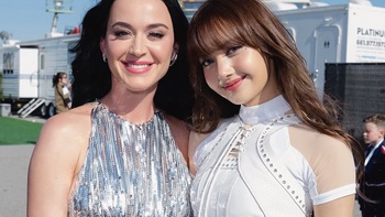 Katy Perry ôm, vuốt tóc Lisa tại lễ khai mạc World Cup 2026