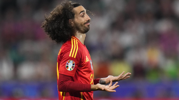 Cucurella mang áo ngủ của vợ đi World Cup để... may mắn