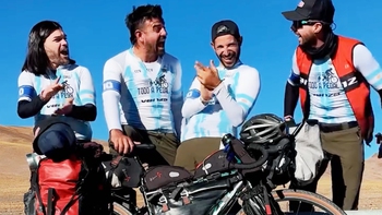 4 CĐV Argentina đạp xe hơn 7.500 km đến Mỹ xem World Cup 2026