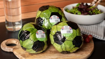 Gói xà lách như trái banh hưởng ứng World Cup!