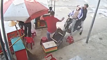 Hú hồn với hai thanh niên chạy xe đạp điện lao vào vỉa hè