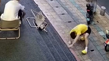 Thanh niên ngã chổng vó vì chiếc ghế 'hư hỏng'