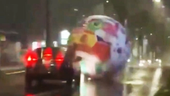 Quả bóng World Cup khổng lồ 'đi dạo' trong mưa gây rối loạn giao thông