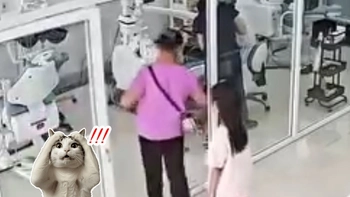 Người phụ nữ quê một cục vì cửa kính cường lực quá trong