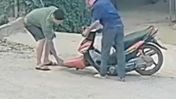 Người đàn ông say rượu liên tục 'vồ ếch' khi chạy xe máy
