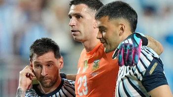Thủ môn Argentina từ chối phẫu thuật ngón tay gãy để kịp dự World Cup