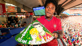 IShowSpeed đội nón lá vẽ hình Ronaldo đi xem World Cup